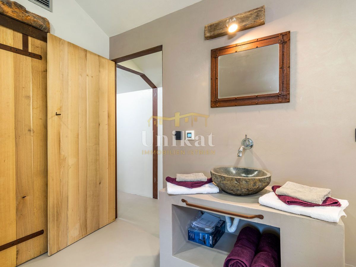 Kamena hiša z razgledom na naravo